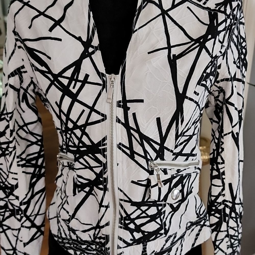 Womyn black and white jacket sz large - Picture 5 of 9